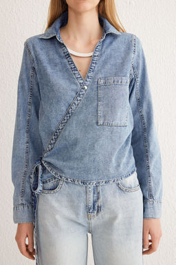 TRENDYOLMILLA Mavi Kruvaze Baglama Detayl? Crop Denim Gomlek TWOSS25GO00023  фото 3