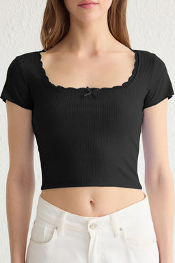 Siyah Dantel Detayl? Fitted/Vucuda Oturan Kare Yaka Crop Orme Bluz TWOSS25BZ00005