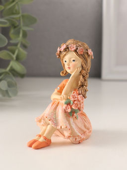 Фигурка полистоун Девочка с пышной косой, с букетиком, персиковый, 7?4.5?8.5 см