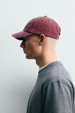 GORRA LAVADA TEXTO ESTAMPADO / Rojo