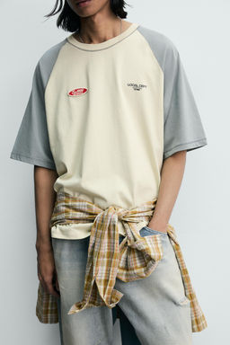 CAMISETA COLOR BLOCK PARCHE COMBINADO / Crudo