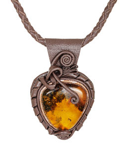 Подвеска из натуральной кожи, украшенная текстурным янтарём Амазонка