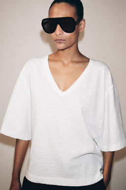 CAMISETA ESCOTE PICO / Blanco