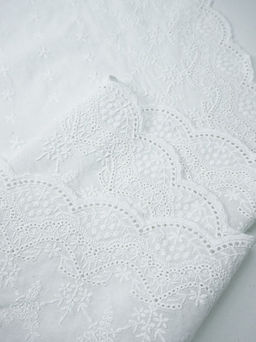 Шитье "Цветочки с ажурной каймой" цв.молочно-белый, ш.1.33м, хлопок-100%, батист, 80гр/м.кв