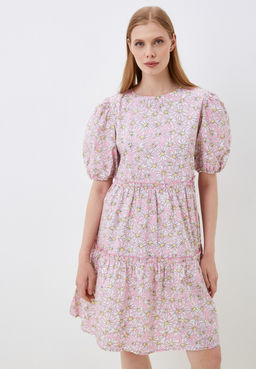Розовое платье с цветочным принтом