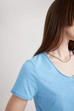 Базовая футболка из 100% хлопка с короткими рукавами и V-образным вырезом стандартного кроя - Defacto фото 5