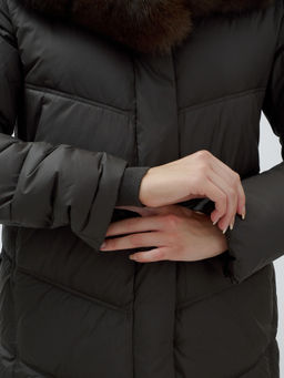 с МЕХОМ ПЕСЕЦ ПРЕМИУМ класса Полупальто зимние темно-коричневого цвета - Mtforce фото 19