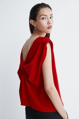 Top con nudo decorativo