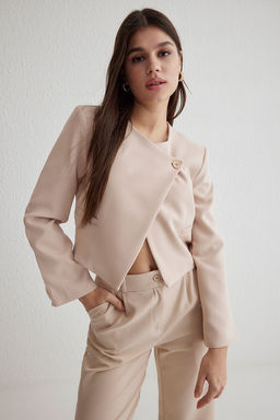 Bej Asimetrik Kapama Crop Dokuma Ceket TWOSS25CE00035