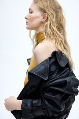 Top asim?trico con escote halter - H&m фото 3
