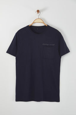 TRENDYOL MAN Lacivert Oversize/Genis Kesim Bisiklet Yaka Cep Uzeri Yaz? Nak?sl? %100 Pamuk T-Shirt TMNSS25TS00056 - Trendyolmilla фото 2