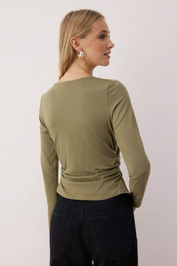Trendyolmilla Ekru Kare Yaka Buzgu/Drape Detayl? Slim/Vucuda Oturan Orme Bluz TWOAW25BZ00194
