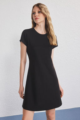 TRENDYOLMILLA Siyah A Line/Can Kesim Midi Orme Elbise TWOSS25EL00781