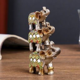 Фигурка полистоун «Пирамида из 3-х слонов в попонах с бахромой», 11.8×6.7×2.8 см