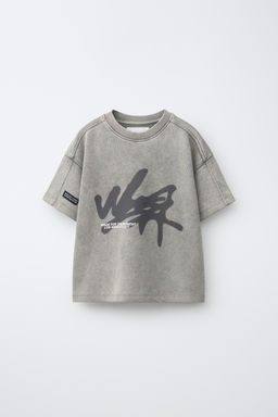 CAMISETA EFECTO LAVADO GRAFFITI / Gris