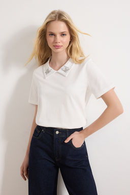 Beyaz Kal?n Pamuklu Polo Yaka Tas Detayl? Regular/Normal Kal?p Orme T-Shirt TWOSS25TS00052