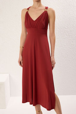 TRENDYOLMILLA Siyah Duz Maxi Aksesuar Detayl? Y?rtmacl? Buzgulu Vucuda Oturan Esnek Orme Elbise TWOSS25EL00091