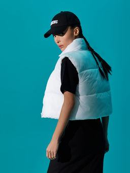 Утепленный белый жилет