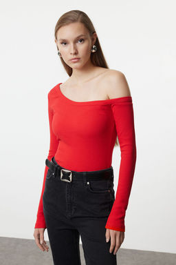 Trendyolmilla Siyah Fitted/Vucuda Oturan Omzu Ac?k Fitilli Pamuklu Esnek Orme Bluz TWOAW23BZ00475