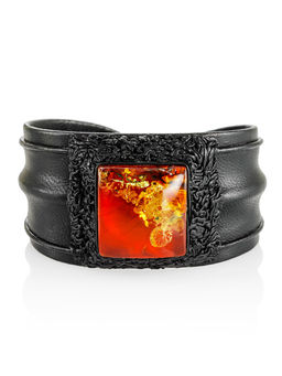 Браслет Нефертити из чёрной кожи с искрящимся вишнёвым янтарём