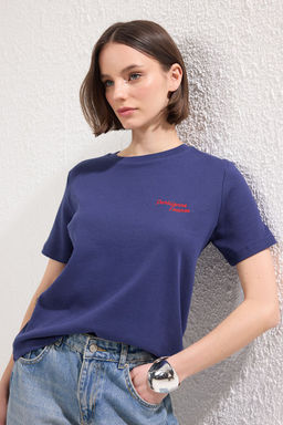 TRENDYOLMILLA Pembe Slogan Bask?l? Kal?n Kumasl? Regular Kal?p Orme T-Shirt TWOSS25TS00159