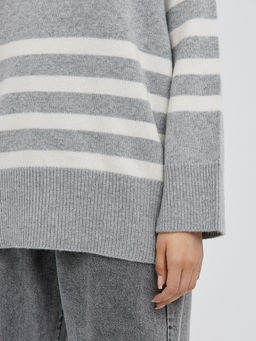 серый женский джемпер со спущенной линией плеча и с белыми полосками - Glenfield фото 9