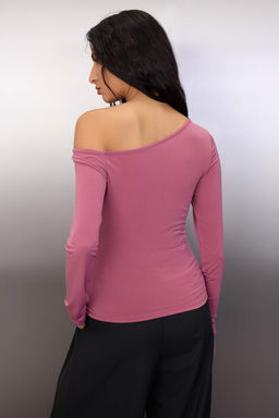 Gul Kurusu Fitted Dusuk Omuzlu Aksesuar Detayl? Asimetrik Yaka Esnek Orme Bluz TWOAW26BZ00075