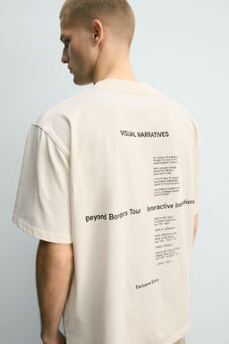 CAMISETA GR?FICO CONTRASTE / Crudo / Beige