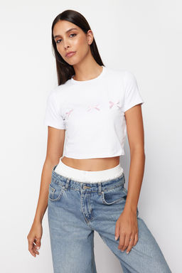 Beyaz Fiyonk Detayl? Crop K?sa Kollu Bisiklet Yaka Esnek Orme T-Shirt TWOSS24TS00248