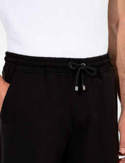 Черные трикотажные шорты комфортного кроя