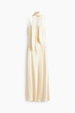 Vestido de sat?n con detalles de encaje y fular