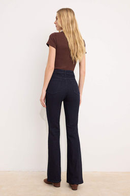 Koyu Mavi Raw Yuksek Bel Orta Esnek Flare Uzun Boy Jeans TWOSS26JE00105 - Trendyolmilla фото 10