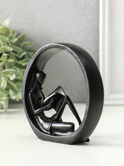 Сувенир полистоун "Девушка читает книгу" чёрный 4х11,3х11,7 см