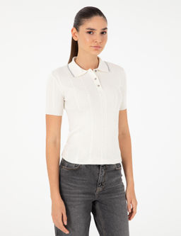 Бежевый свитер узкого кроя