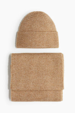 Conjunto de gorro beanie y bufanda en punto