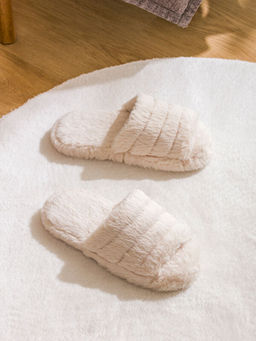 Kad?n Pel?? Ev Terli?i