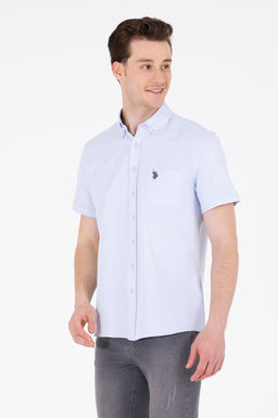 Мужская светло -голубая рубашка с коротким рукавом в корзине