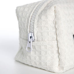 Косметичка женская на молнии TEXTURA, объёмная, маленькая, вафельная текстура, мягкая, белая  фото 9