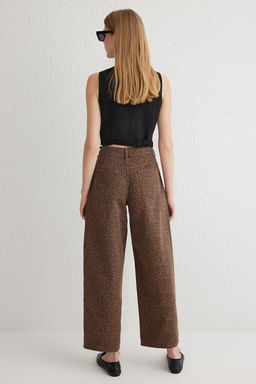 TRENDYOLMILLA Cok Renkli Leopar Desenli Kahverengi Normal Bel Skater Jeans TWOSS25JE00038