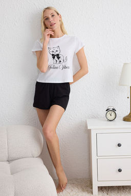 Trendyolmilla Beyaz Kedi ve Kurdele/Fiyonk Bask?l? Sortlu Orme Pijama Tak?m? THMSS25PT00203