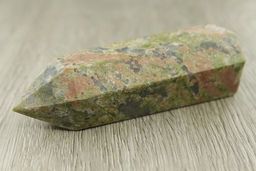 Кристалл унакит 8см