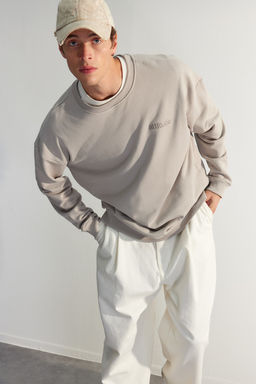 TRENDYOL MAN Gri Premium Bisiklet Yaka Oversize/Genis Kesim Yaz? Nak?sl? Diagonal Sweatshirt TMNAW24SW00039 - Trendyolmilla фото 13