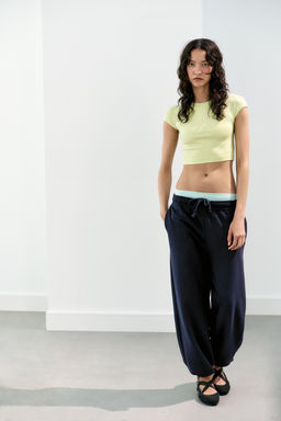 CAMISETA CROPPED MANGA CORTA LUNARES / Verde fl?or