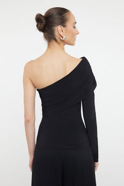 Trendyolmilla Siyah Tek Kol Drape Detayl? Asimetrik Vucuda Oturan Regular/Normal Esnek Orme Bluz TWOAW25BZ00029