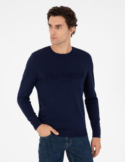 Темно-синий зауженный свитер