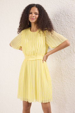 Sar? Piliseli Astarl? Sifon Ucus Ucus Dokuma Mini Elbise TWOSS25EL00119