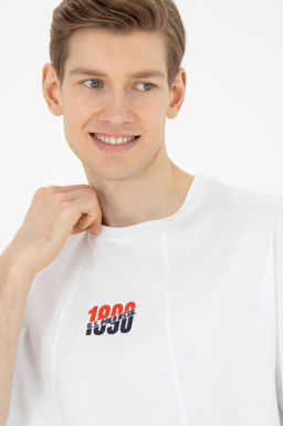 Мужская белая футболка Неожиданная скидка в корзине