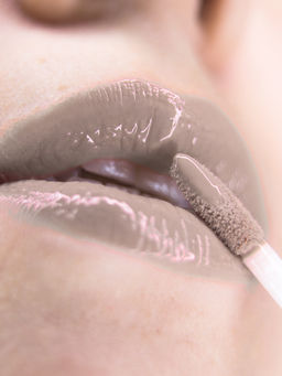 #9 Светло-бежевый блеск для губ - It's Sheer - Make u make фото 4