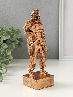 Фигура солдат «Воин СВО», 24×7×7 см, под золото