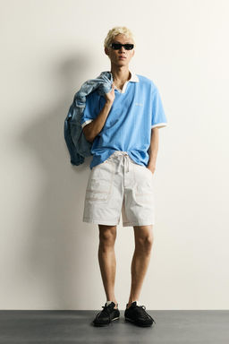 POLO RELAXED FIT  ESTRUCTURA TEXTO BORDADO / Azul claro